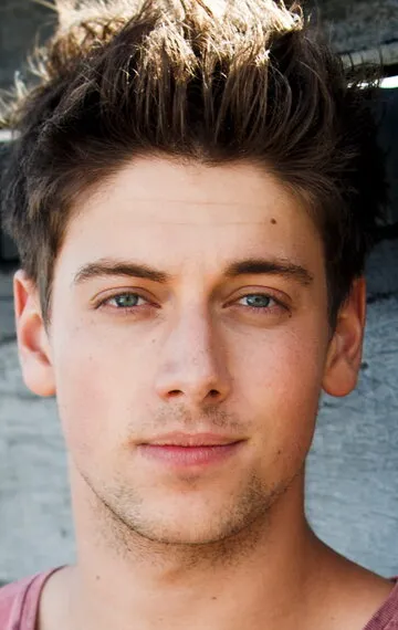 Фотография актёра Линкольн Юн