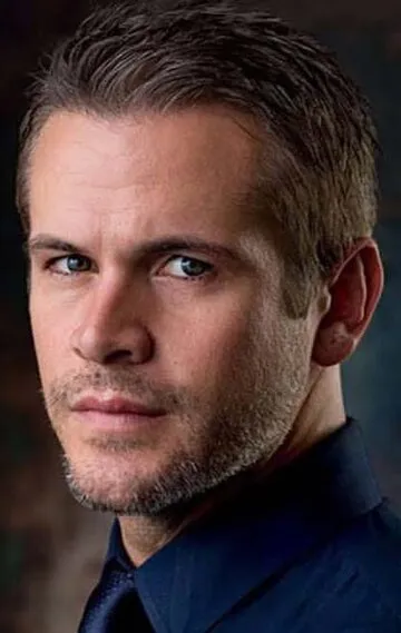 Фотография актёра Том Хэллум