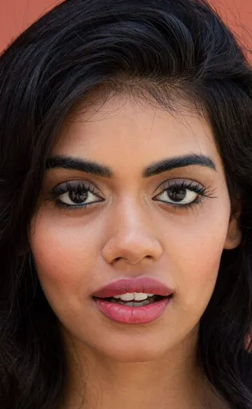 Фотография актёра Меган Сури