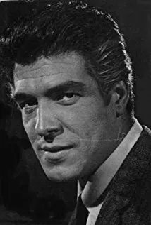 Фотография актёра Иззет Гюнай