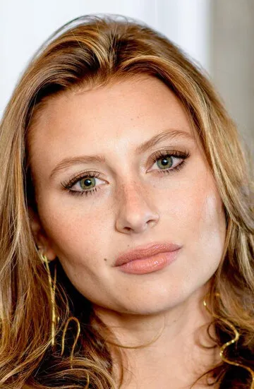 Фотография актёра Элисон Мичалка