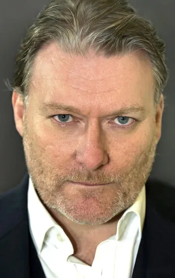 Фотография актёра Иэн Пири