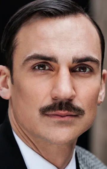 Фотография актёра Генри Ллойд-Хьюз