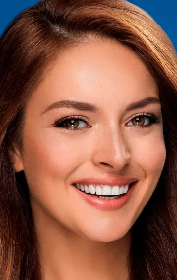 Фотография актёра Эзги Мола