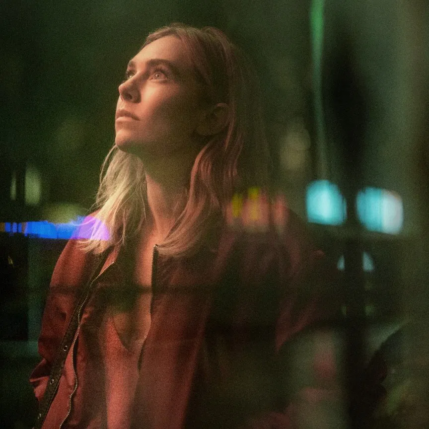 Сегодня на Netflix вышел фильм «Ночь наступает всегда» с Ванессой Кирби в главной роли