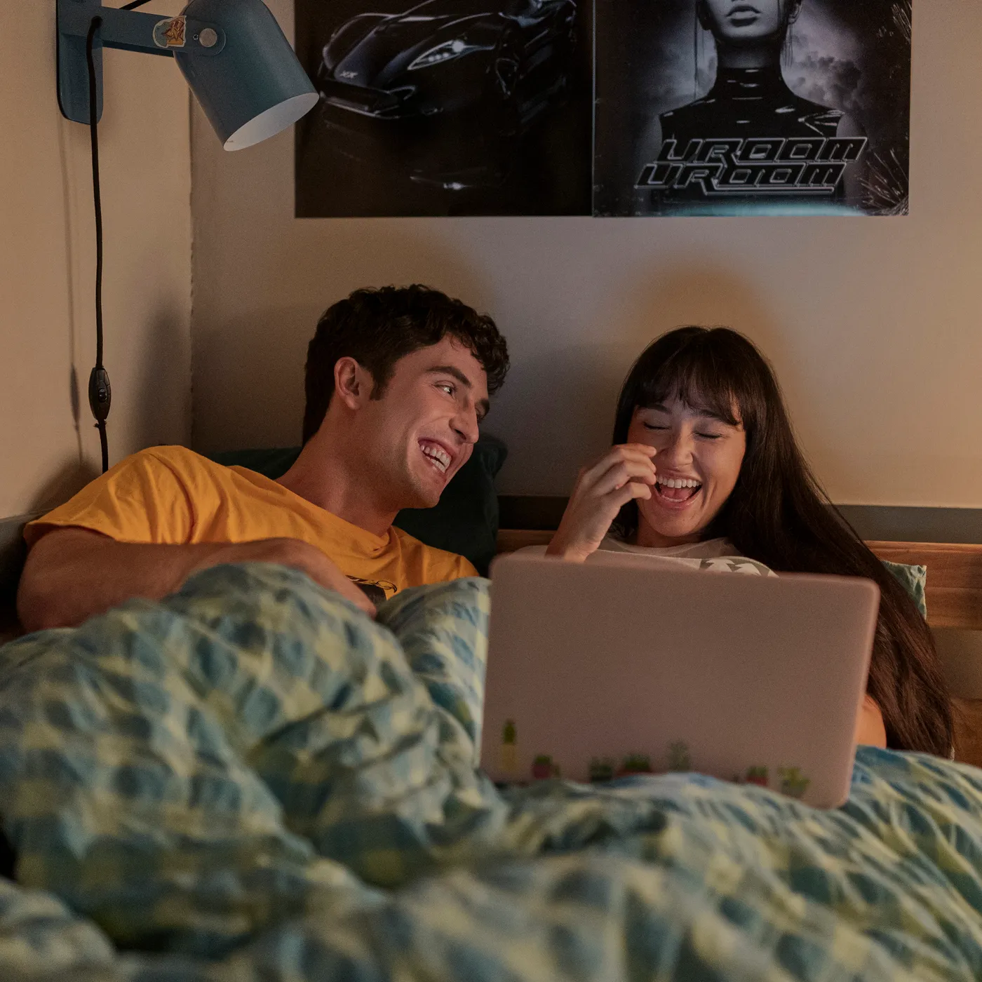 «Сверхкомпенсация» получила второй сезон. Prime Video продлил студенческую комедию